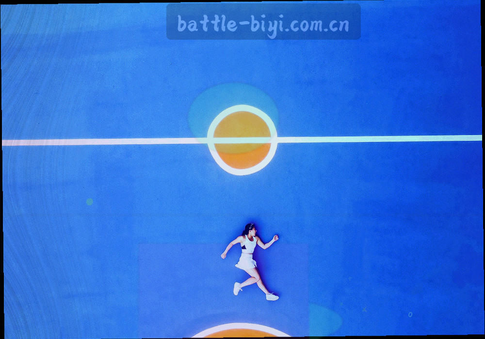 赛场边线附近的运动员动态特写剪影，橙色运动服色块与草地绿形成对比，画面倾斜裁切